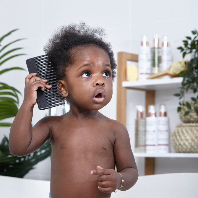 Enfant peigne cheveux