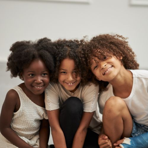 enfant cheveu crépus frisés et bouclés