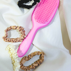 Routine Démêlage I Brosse démêlante + Serviette microfibre + 4 Chouchous satin